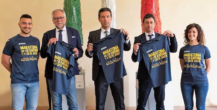 Maratona di Ravenna. Ecco la nuova T-shirt running Joma della gara, blu e oro